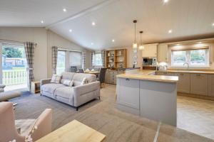 Η κουζίνα ή μικρή κουζίνα στο Kinship Lodge with Hot Tub