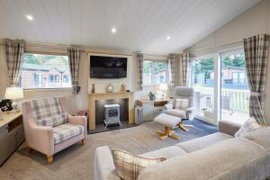 Μια τηλεόραση ή/και κέντρο ψυχαγωγίας στο Kinship Lodge with Hot Tub