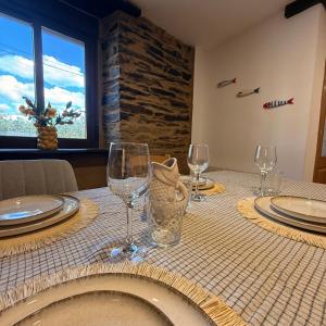 einen Tisch mit Weingläsern und Tafeln darauf in der Unterkunft A Barreira in Ferrol + 28 Fotos