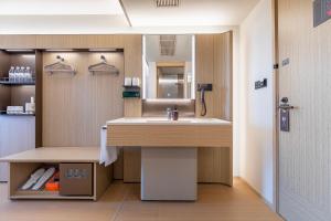 Ένα μπάνιο στο JI Hotel Shanghai Pudong International Airport Huinan +37 φωτογραφίες