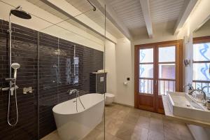 パルマ・デ・マヨルカにあるHotel Bosch Boutiqueの浴槽、シャワー、洗面台を備えたバスルーム +75枚の写真