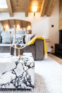 een kamer met een marmeren tafel en een bed op de achtergrond bij Chalet Grand Lac in Chandon +22 foto's