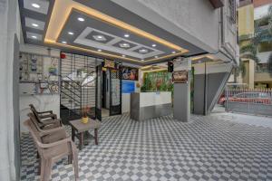 Una habitación con sillas y una mesa en una tienda. en Hotel krishna Regency, en Dāpuri