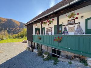 a building with a green balcony with flowers on it at Casa Verde in Lupşa