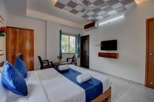 Un dormitorio con una cama grande con almohadas azules. en Hotel krishna Regency, en Dāpuri