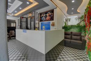 vestíbulo con bar y sofá en Hotel krishna Regency, en Dāpuri