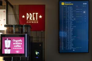 比肯希尔Holiday Inn Express Birmingham Airport NEC by IHG的咖啡机旁边的墙上贴着一个标志。