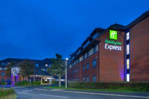 Un cartel de hotel en el lateral de un edificio en Holiday Inn Express Birmingham Airport NEC by IHG, en Bickenhill