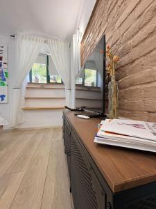 una oficina con escritorio de madera y ventana en Gojdu Studio by the River, en Timisoara