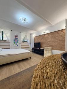 una camera da letto con un letto grande e una scrivania di Gojdu Studio by the River a Timişoara