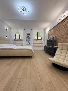 Un dormitorio con una cama y una pared de ladrillo. en Gojdu Studio by the River, en Timisoara