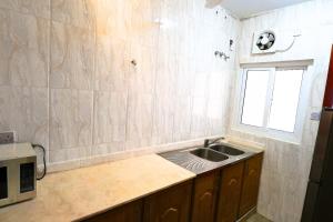 Η κουζίνα ή μικρή κουζίνα στο Spacious 3BHK Apartment for Rent in Seeb, Oman