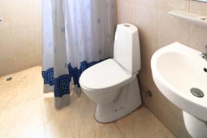 Ένα μπάνιο στο Spacious 3BHK Apartment for Rent in Seeb, Oman