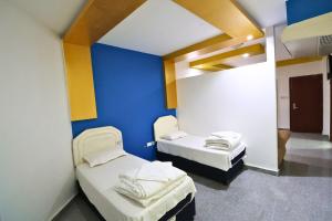 Ένα ή περισσότερα κρεβάτια σε δωμάτιο στο Spacious 3BHK Apartment for Rent in Seeb, Oman