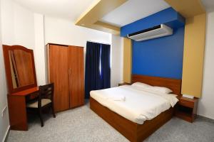 Ένα ή περισσότερα κρεβάτια σε δωμάτιο στο Spacious 3BHK Apartment for Rent in Seeb, Oman