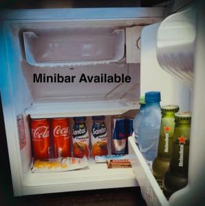 een open koelkast gevuld met drankjes bij Pensiunea Belanco in Arad