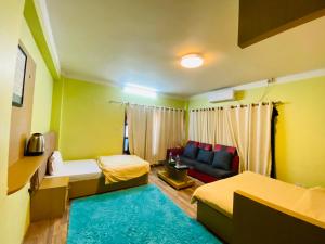 Postel nebo postele na pokoji v ubytování Chubasha Chautara Restro & Inn