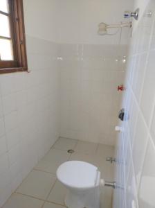 une salle de bain avec toilettes et douche dans l'établissement Suite na mansão Ilhabela, à Ilhabela