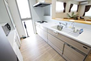 Kuchyň nebo kuchyňský kout v ubytování South Wind STAY Naha Uema