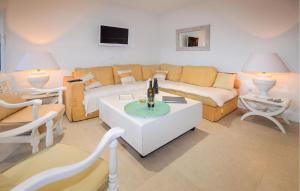 un salon avec un canapé et une table dans l'établissement Nice Apartment In Erbalunga With Wifi, à Erbalunga