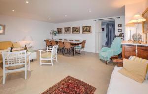 ein Wohnzimmer und ein Esszimmer mit einem Tisch und Stühlen in der Unterkunft Nice Apartment In Erbalunga With Wifi in Erbalunga