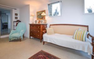 ein Schlafzimmer mit einem Bett, einem Stuhl und einer Kommode in der Unterkunft Nice Apartment In Erbalunga With Wifi in Erbalunga