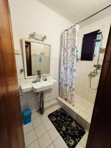 Ένα μπάνιο στο Furnished 1-2 Bedrooms Apartment in central Quatre Bornes