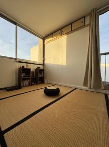 En eller flere senge i et værelse på Japanese Tatami Room between Paris and Versailles