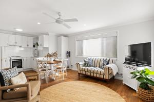 TV a/nebo společenská místnost v ubytování Jetty Beach Splendour Apartment