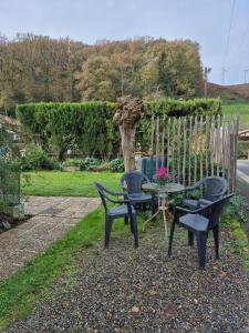 twee stoelen en een tafel in de tuin bij Gîte "Au Gré de l'Adour" in Aire-sur-lʼAdour
