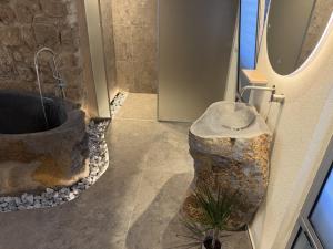 Koupelna v ubytování Akotika boutique