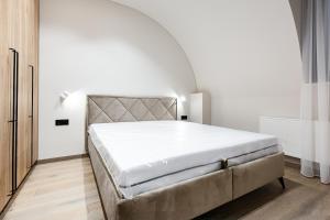 En eller flere senge i et værelse på Laisves alejos Apartments