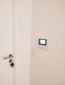 Un televisor al costado de un refrigerador blanco. en Opposite Metro 14, Cozy Guest Room with Garden & Free Parking, 5 min Orly Airport, 7 min Paris, en Chevilly-Larue