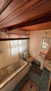 Et badeværelse på Charmosa Casa Familia