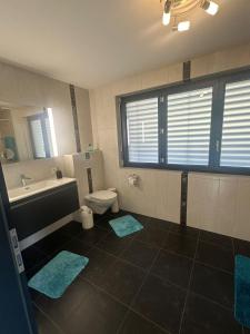 Un baño con inodoro, bañera y lavabo. en Chambres dans villa à 10 minutes de Crans-Montana, en Chermignon-dʼen Haut