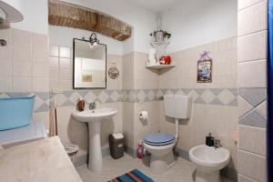 un baño con inodoro y lavabo en La Casina nel Borgo, en Camaiore