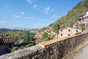 vistas a una ciudad desde lo alto de una pared de piedra en La Casina nel Borgo, en Camaiore