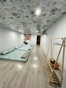 Una habitación con una cama en el medio. en LUA Homestay, en Vĩnh Long