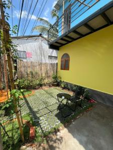 Un patio con una mesa y una silla frente a una casa. en LUA Homestay, en Vĩnh Long