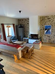 TV a/nebo společenská místnost v ubytování Fully Furnished Maison Villageoise 5mins from Nyon