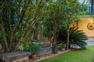a statue of a person sitting on a bench at Winterfell Bandarawela in Bandarawela +41 photos