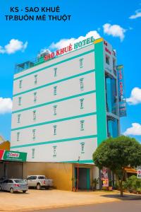 邦美蜀Sao Khue 2 Hotel的一座大型白色建筑，里面有青屋忍者酒店