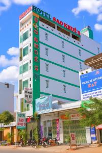 邦美蜀Sao Khue 2 Hotel的一座大型酒店大楼，前面有招牌