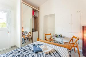 a bedroom with a bed and a table and chairs at Chambre Indépendante dans Maison in Le Château-dʼOléron