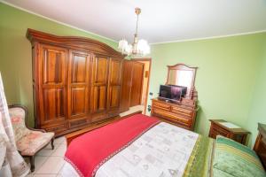 a bedroom with a bed and a dresser and a mirror at Residence dei fiori - Dimora Mery in Pontecchio Polesine
