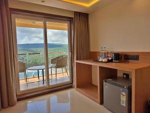 Kuchyň nebo kuchyňský kout v ubytování Savyasaachi by Leela Resort, Mahabaleshwar