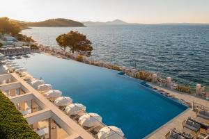 een luchtzicht op een hotel met een zwembad en de oceaan bij Apartments Punta in Veli Lošinj