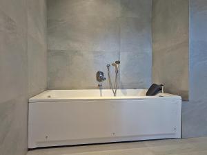 Koupelna v ubytování Savyasaachi by Leela Resort, Mahabaleshwar + 113 fotografií