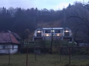 een huis met lichten aan de voorkant bij Emirage Pool & Spa in Şimon