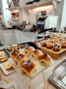 een bosje gebakjes op een tafel in een keuken bij Palazzo Jannuzzi Relais in Sorrento